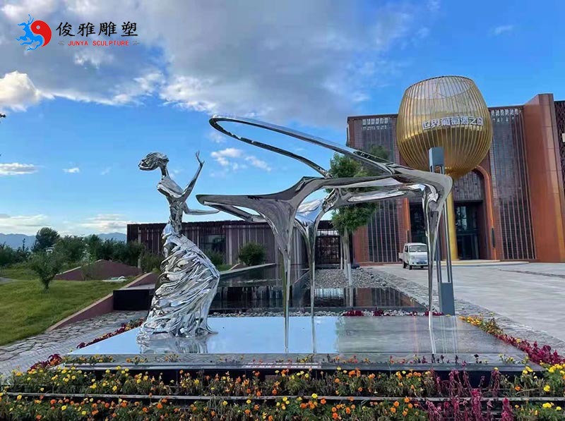 河北怀化县不锈钢镜面雕塑--世界葡萄酒之窗